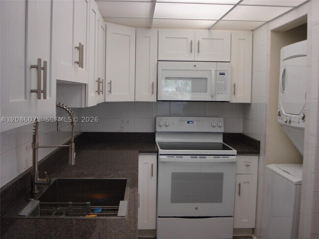 Building Photo - 10000 NW 80th Ct
