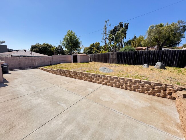 Building Photo - 1335 W Vista Way