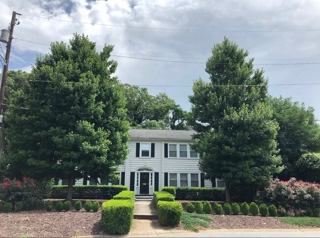 Building Photo - 607 Colonial Cir SE