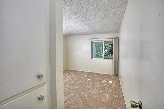 Building Photo - This one bedroom/one bathroom!