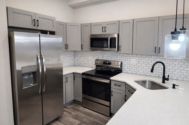 Photo - 623 W Oxford St Apartment