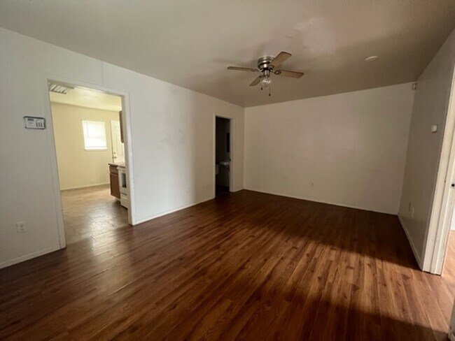 Building Photo - 333 Meander St