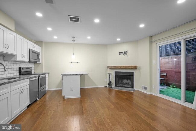 Building Photo - 306 W Wildey St