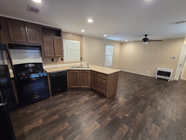 Foto del edificio - 2409 Creekview Dr