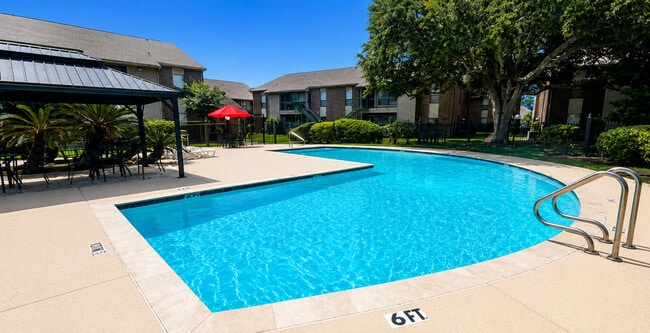 Pool - Lakeview