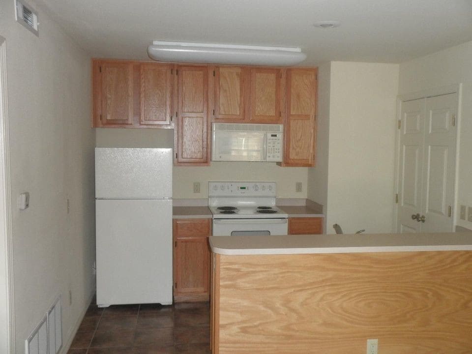 1406 Garland Ave Unit 8, Fayetteville, AR 72703 Room for Rent in