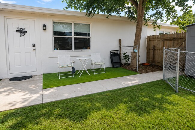 Building Photo - 8576 Sunset Dr