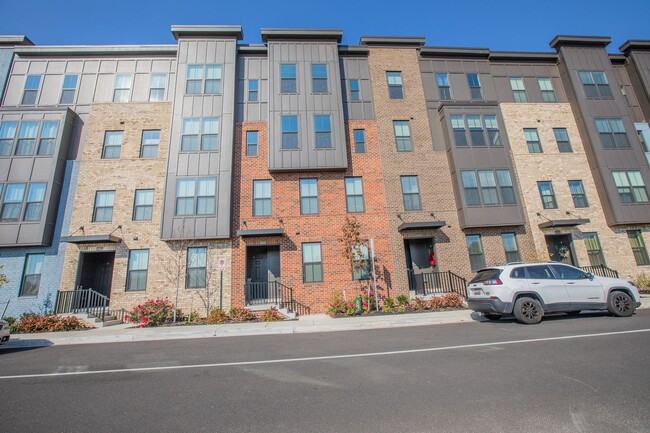 Building Photo - Stunning 3 BR/2.5 BA Townhome in Laurel!