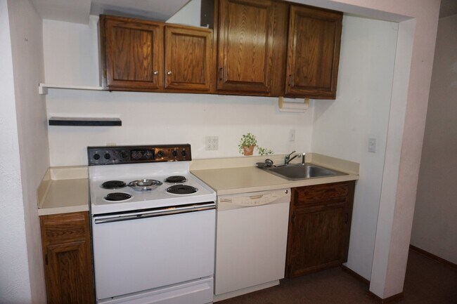 Building Photo - One Bedroom Duplex in Kittredge!!