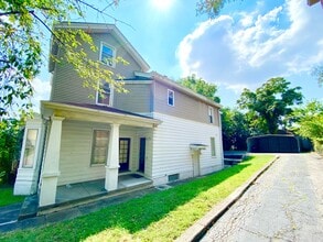 Building Photo - 465 Warner St