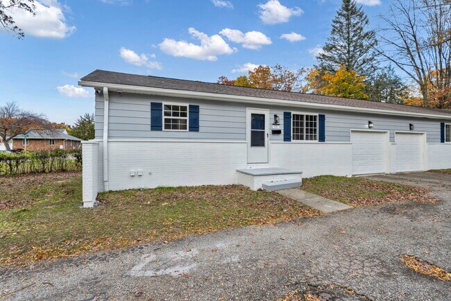 Building Photo - 231 Randel Ave