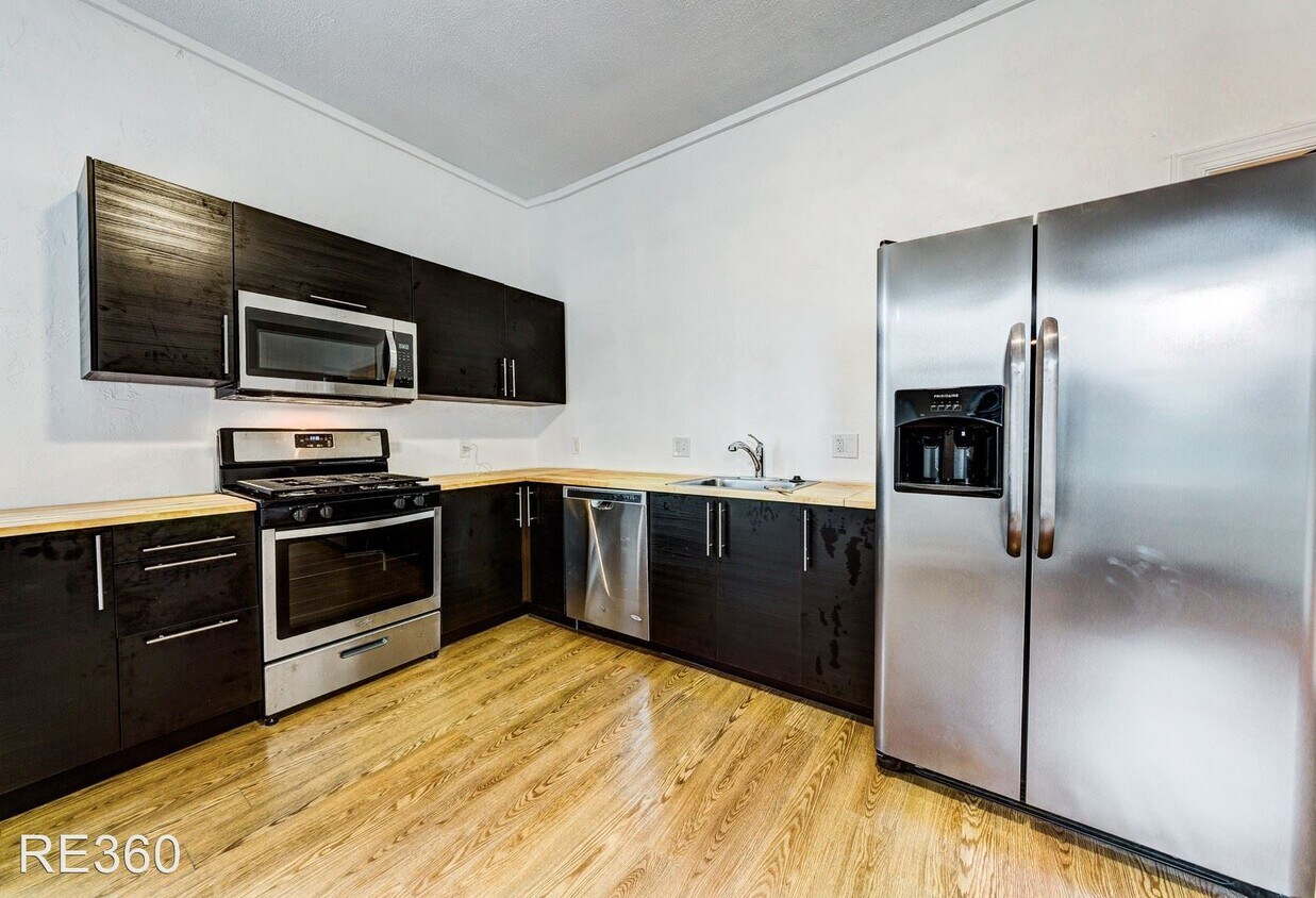 Primary Photo - 2 br, 1.5 bath House - 811 Industry Street...