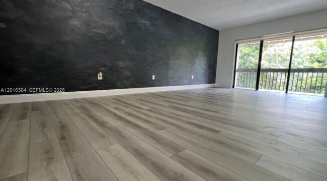 Building Photo - 8885 Fontainebleau Blvd