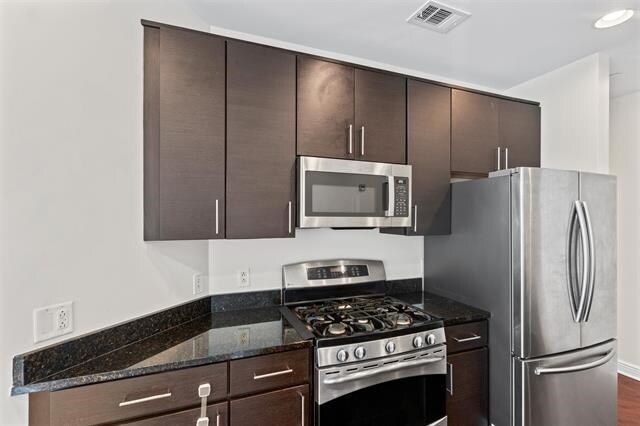 Foto del edificio - 7400 River Rd