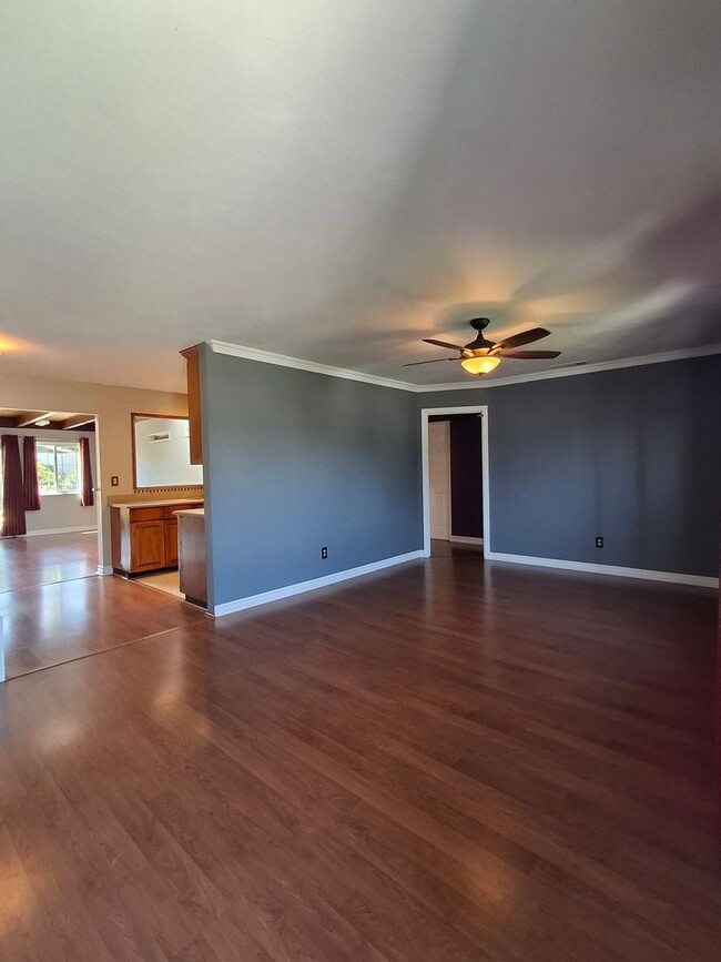Building Photo - Charming 3 Bedroom, 2 Bath Home with Centr...