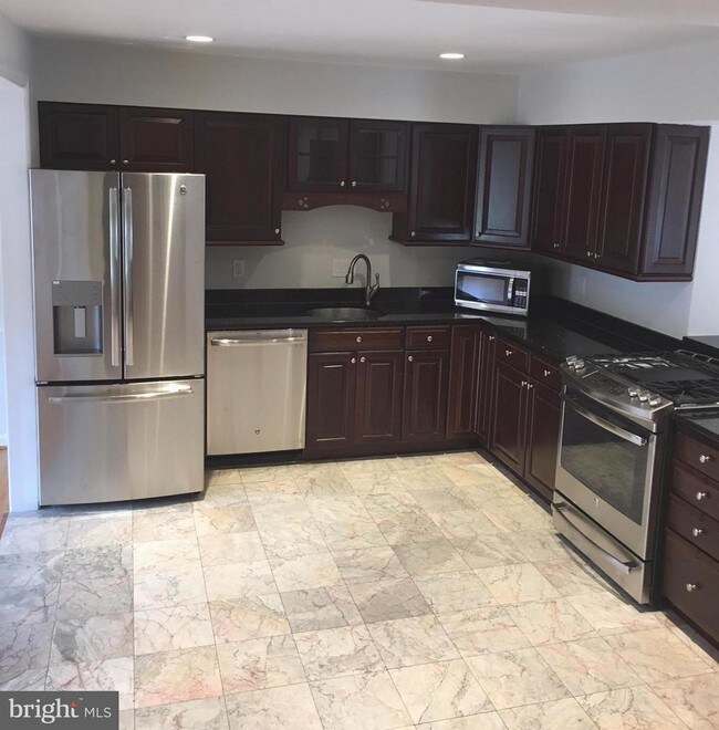 Building Photo - 6817 Market Square Dr