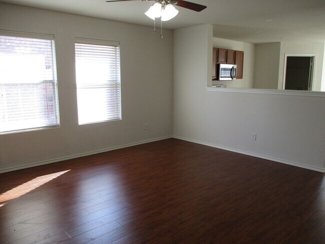 Foto del edificio - $1895 / 3br – 1,572 ft2 - 3/2/2 Ready to m...