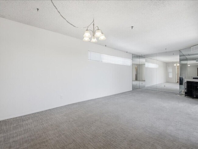 Foto del edificio - Breathtaking Mountain Views from Dual Balconies – Spacious 2 Bed / 2 Bath
