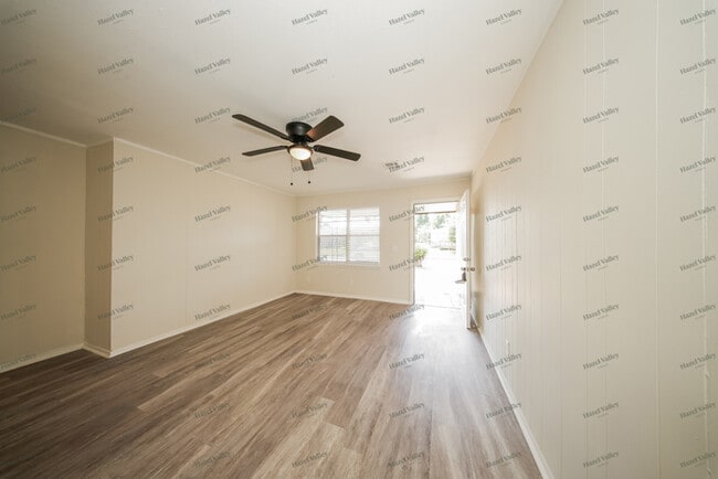 Building Photo - 705 SE 60th St