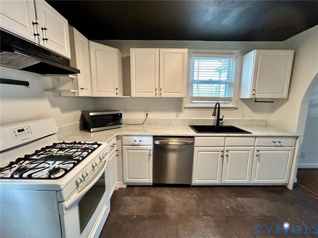 Building Photo - 910 Forest View Dr