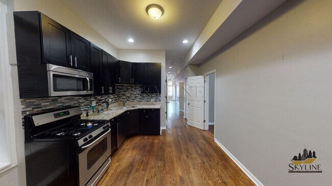 Building Photo - 2130 W. Cermak Road Unit 2F