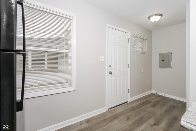 Building Photo - 4723 N Richardt Ave