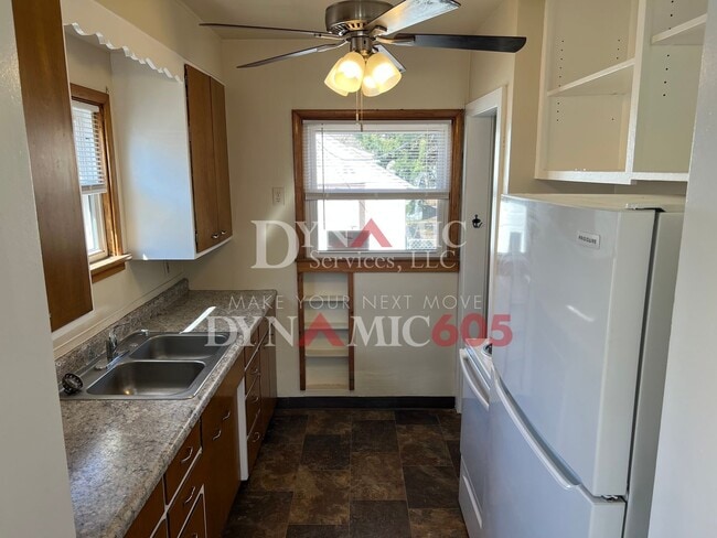 Building Photo - 4+BD/2 BATH HOUSE NEAR AUGUSTANA & USF with Garage