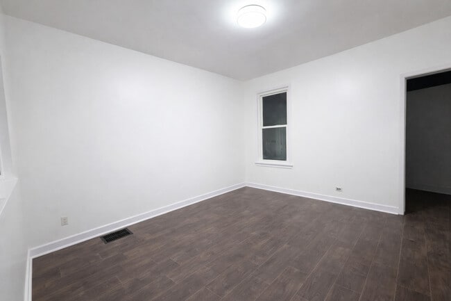 Building Photo - 265 Center St