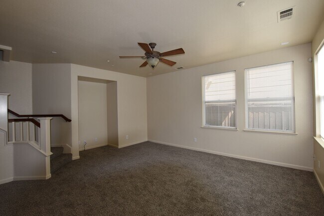 Foto del edificio - Beautiful 4 Bedroom 3 Bathroom in Central ...