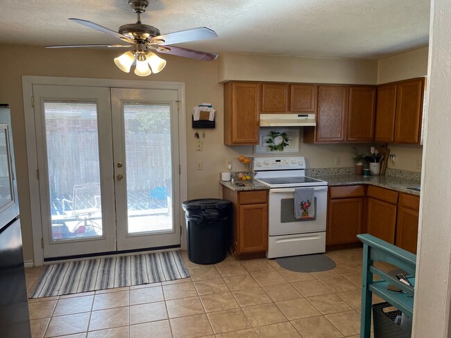 Foto del edificio - AVAILABLE FOR AUGUST PRE-LEASE Charming 3 ...