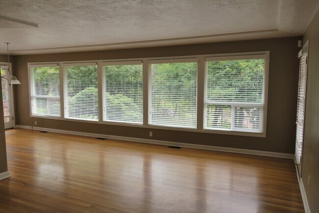 Building Photo - Refurbished Bridlemile 4 bedroom - fresh p...