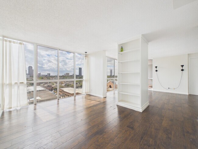 Foto del edificio - 5001 Woodway Dr