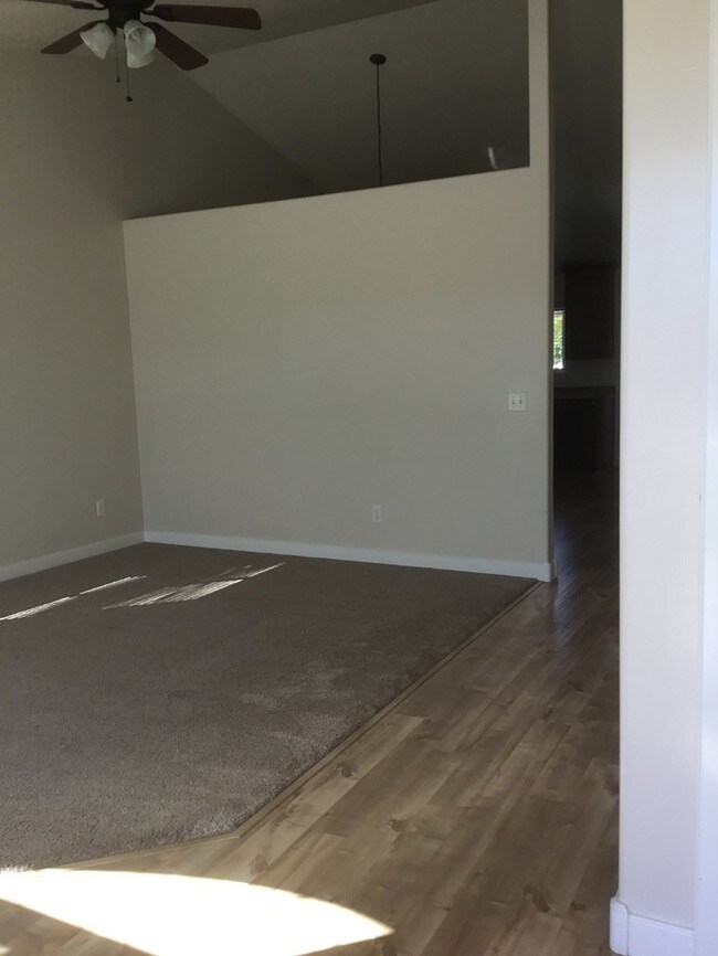 Foto del edificio - 3 bdrm 2 bath 2 car garage.