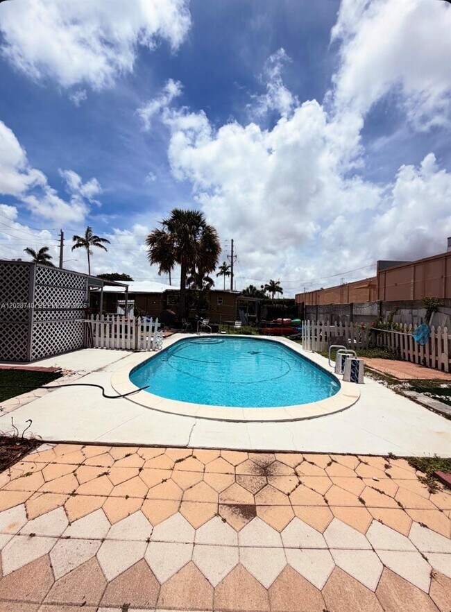 Building Photo - 1077 SW 2nd St