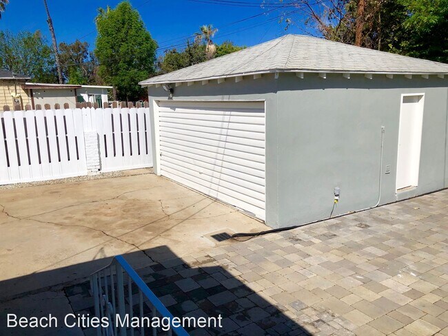 Building Photo - 3 br, 1 bath House - 213 E 45th Street