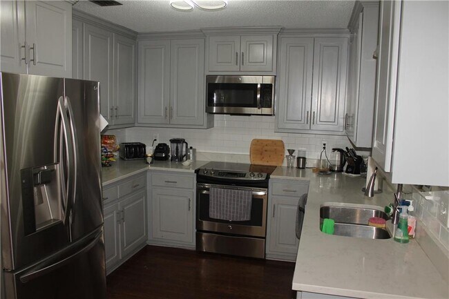 Building Photo - 6509 Bienville Ct