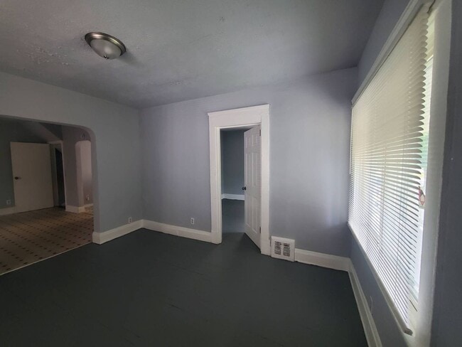 Building Photo - Charming 4-Bedroom Property in Prime Location