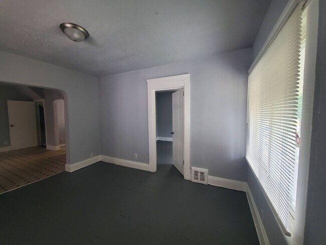 Foto del edificio - Charming 4-Bedroom Property in Prime Location