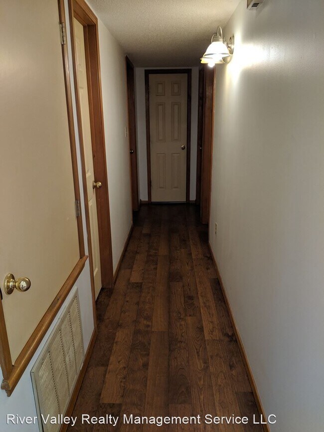 Building Photo - 3 br, 2 bath House - 911 E Gum Street