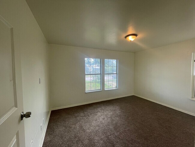 Foto del edificio - 3-Bedroom Home in Central City-$199 move-in for ASAP move-in