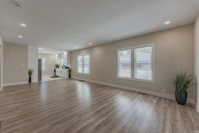 Building Photo - 808 S Cullen Ave