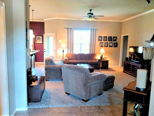 Building Photo - Beautiful Home Near Tinker & Boeing