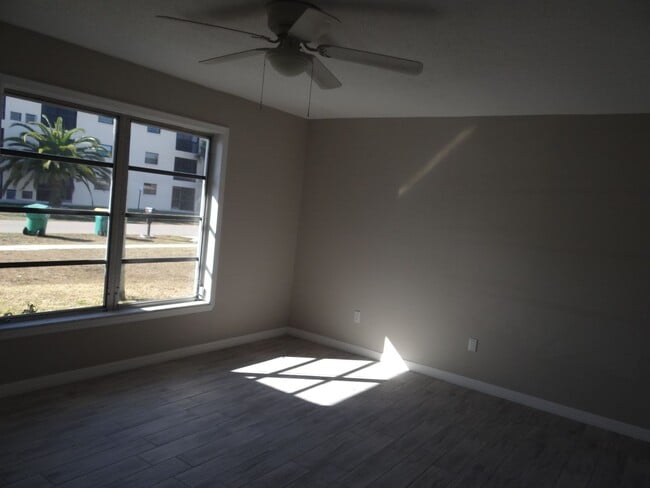 Foto del edificio - Annual Renovated Duplex 2 bed 1 bath 1 car...