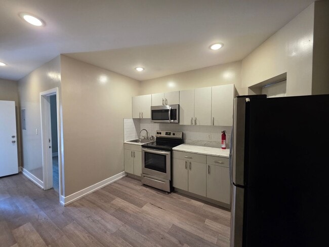 Photo - 1649 Pratt St Apartment