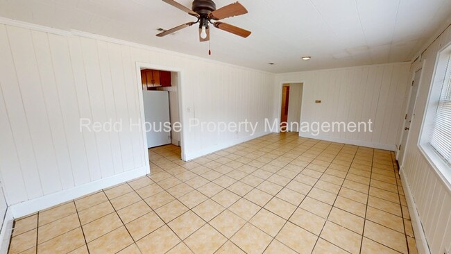 Building Photo - 618 N Rawls St