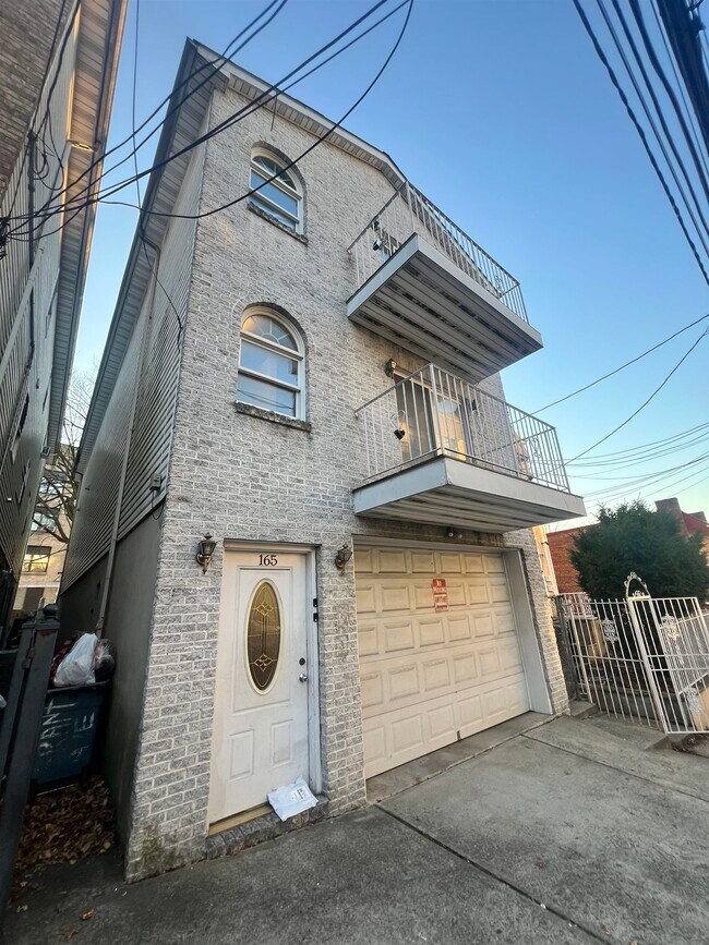 Building Photo - 165 Grant Ave