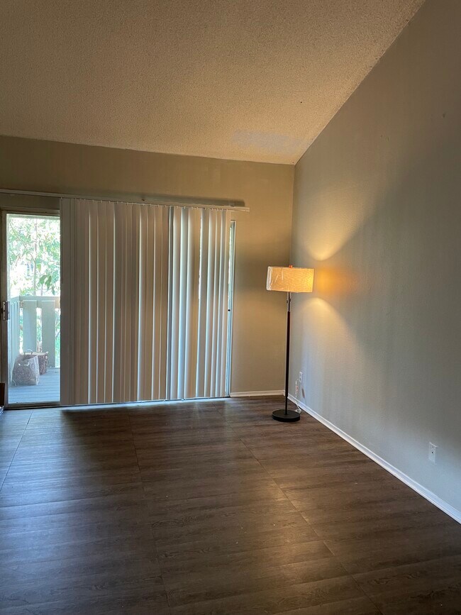 Sala de estar - 960 E Bonita Ave