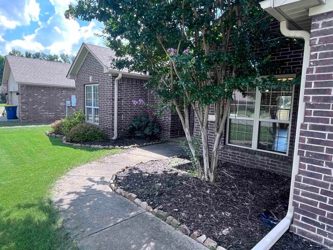 Building Photo - 2402 Lancashire Ln