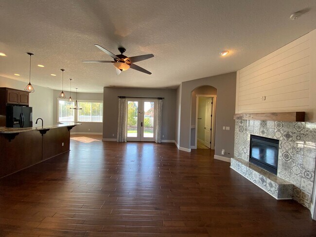 Foto del edificio - Beautiful, Spacious Home on 1/2 acre lot!