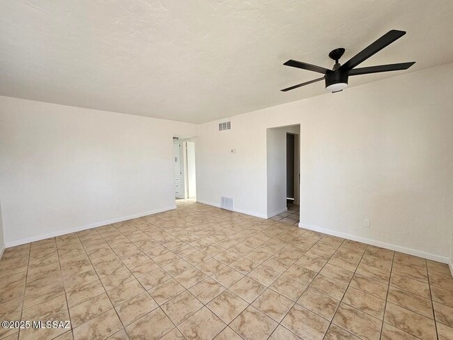 Foto del edificio - 4535 E 17th St